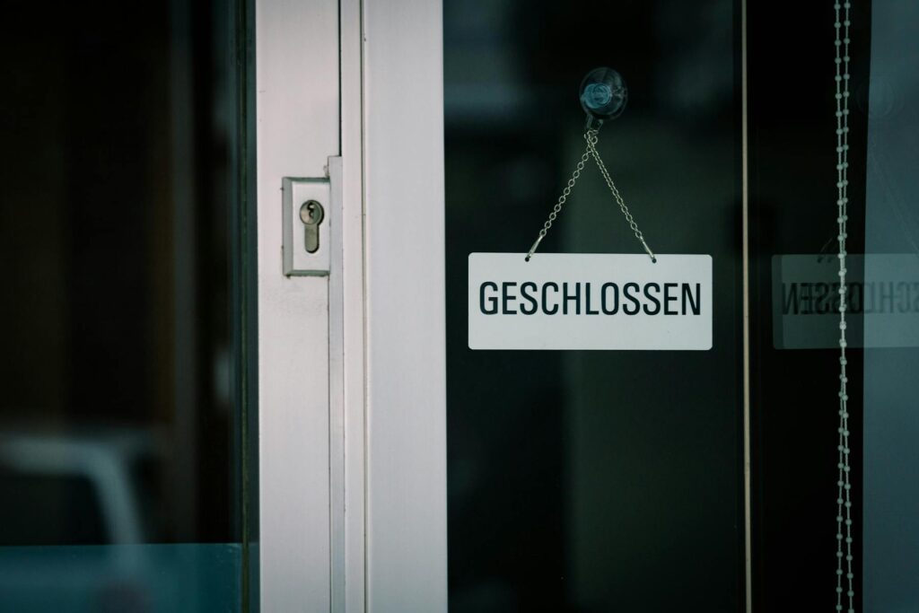 Photo by DiePhotoPotato A close-up view of a 'Geschlossen' sign hanging on a door, indicating closure.